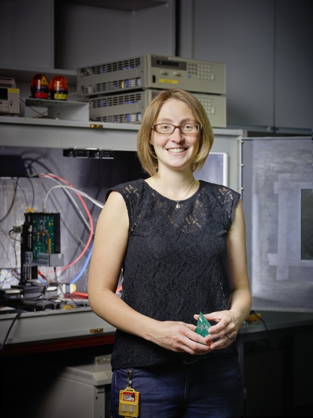 Postdoktorandin Julia H. Smith entwickelt Detektoren, die am SwissFEL zum Einsatz kommen werden (Foto: Scanderbeg Sauer Photography)