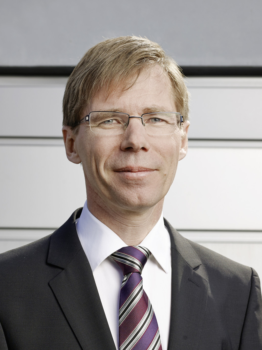 Joël Mesot ist seit 2008 Direktor des Paul Scherrer Instituts in Villigen/Würenlingen AG. Das PSI gehört zum ETH-Bereich, ebenso wie die Forschungseinrichtungen Eawag, Empa und WSL sowie die beiden Eidgenössischen Hochschulen in Zürich und Lausanne, an denen Mesot eine Doppelprofessur innehat.