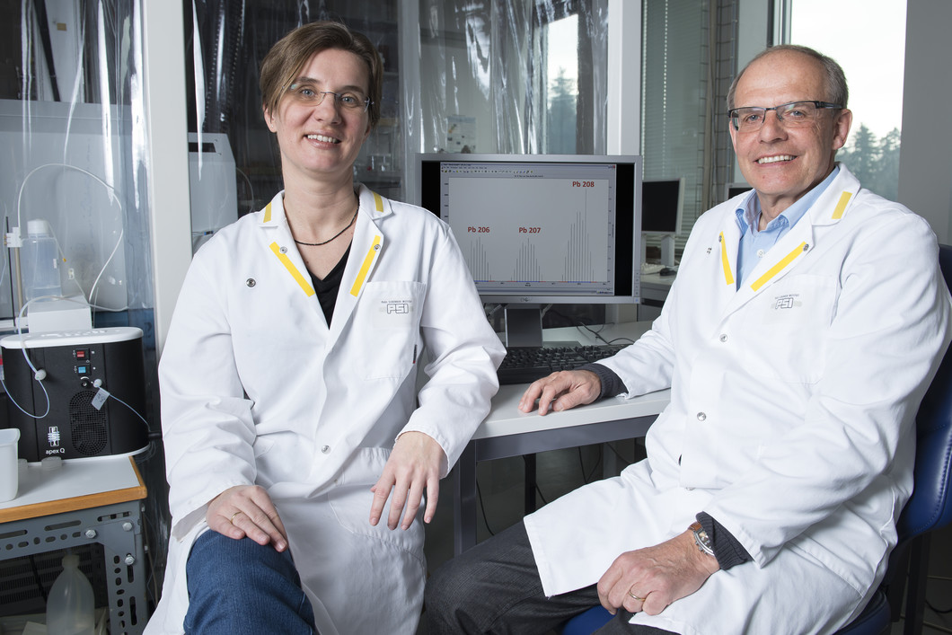 The PSI researchers Anja Eichler (left) and Leonhard Tobler (right), two authors of the study, in the lab, where the measurements with the mass spectrometer were conducted. Photo: Paul Scherrer Institute/Mahir Dzambegovic.