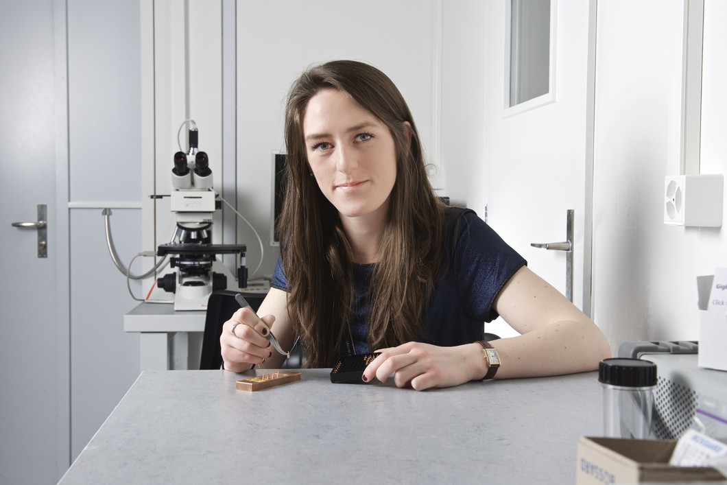 Claire Donnelly, Doktorandin am Labor für Mesoskopische Systeme, bereitet ein Tomografie-Experiment vor. Die Proben, die untersucht werden sollen, befinden sich auf den Spitzen der Kupferstifte, sind aber zu klein, als dass man sie auf dem Bild sehen könnte. (Paul Scherrer Institut/Markus Fischer)