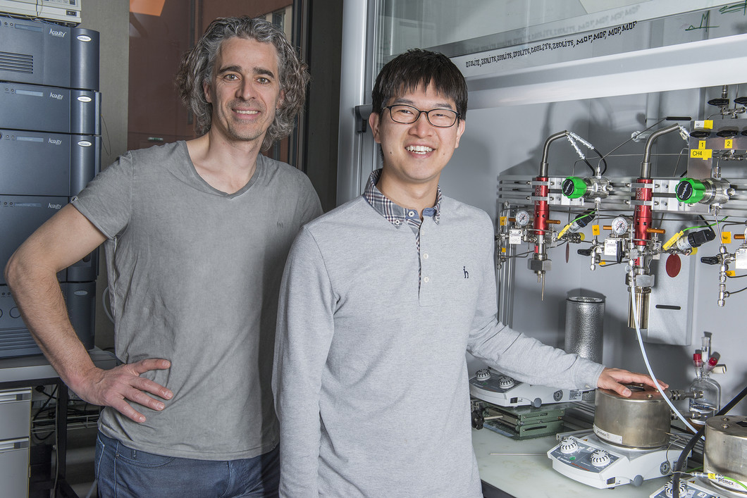 Jeroen van Bokhoven, Head of the Laboratory for Catalysis and Sustainable Chemistry, with the postdoctoral resaercher Jinhee Lee, who is continuing the work on the nanoreactor. Photo: Paul Scherrer Institute/Mahir Dzambegovic.