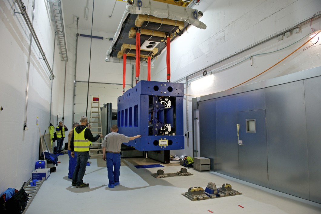 The four-metre-long, roughly 16-ton undulator frame being unloaded. Photo: Markus Fischer/PSI