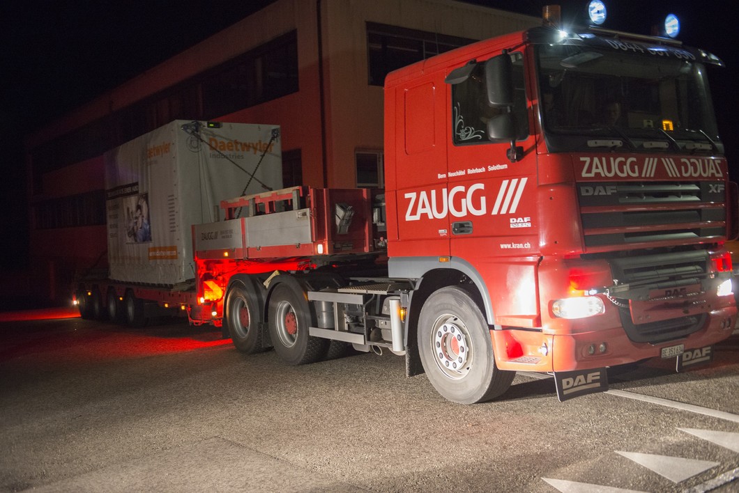 The special transporter setting off for PSI from Ursenbach at two o’clock in the morning. Photo: Mahir Dzambegovic/PSI