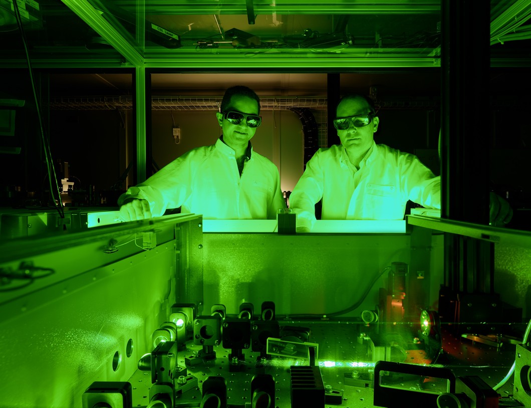 Mostafa Shalaby et Christoph Hauri, chercheurs au PSI, dans le laboratoire laser du PSI, où ils ont produit la plus petite impulsion possible de lumière térahertz. (Photo : Scanderbeg Sauer Photography)