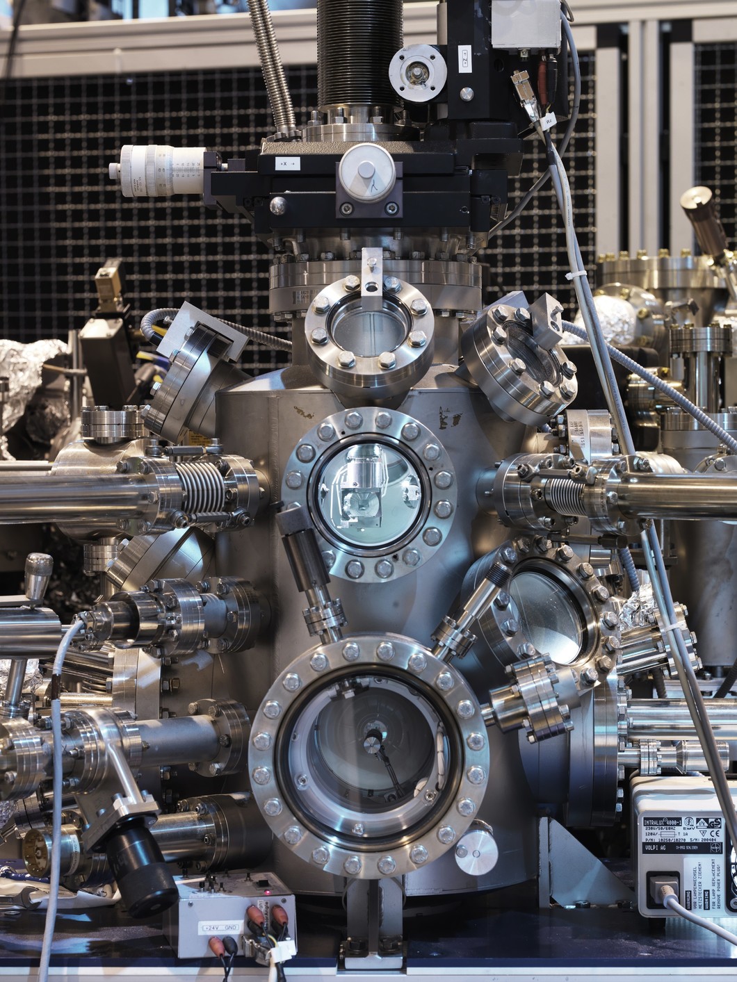 Innen Vakuum, aussen Kabel und Rohre: Frithjof Noltings Experimentierkammer an der Synchrotron Lichtquelle Schweiz. (Foto: Scanderbeg Sauer Photography)