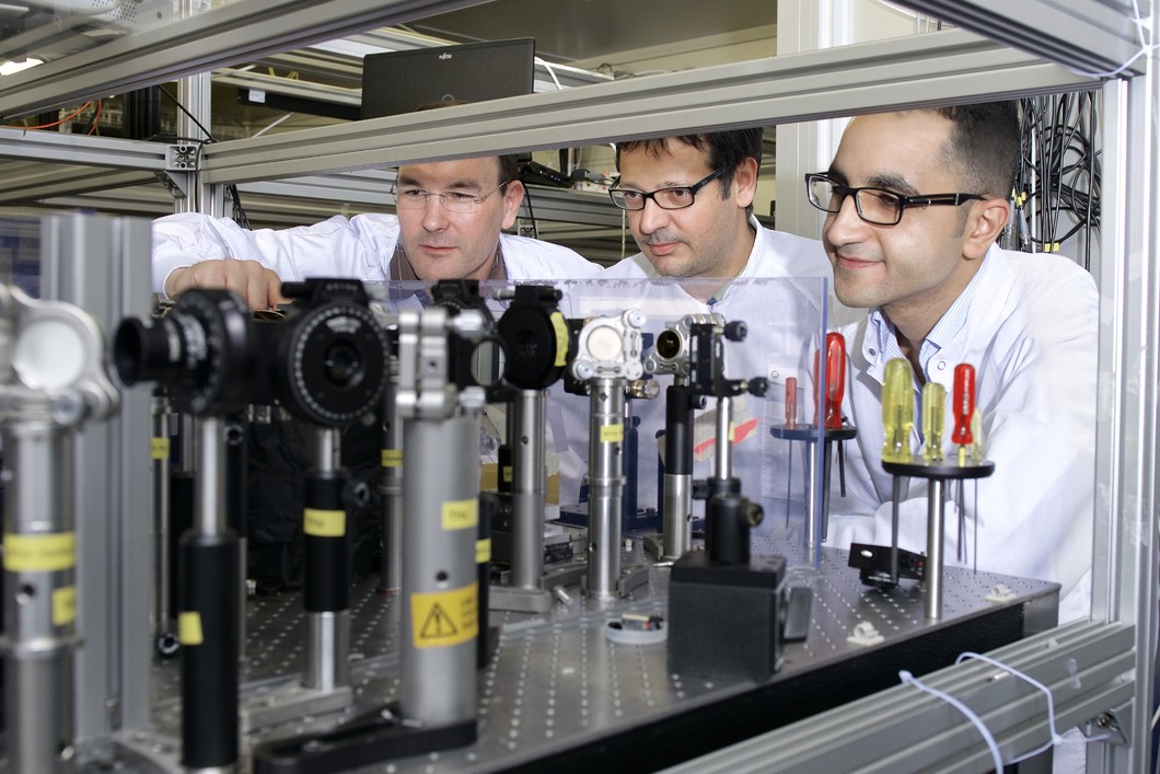Christoph Hauri, Carlo Vicario et Mostafa Shalaby (de gauche à droit), chercheurs au PSI, dans le laboratoire laser du PSI. Le laser térahertz développé au PSI est actuellement la source térahertz la plus intense du monde. (Photo: Institut Paul Scherrer/Markus Fischer)