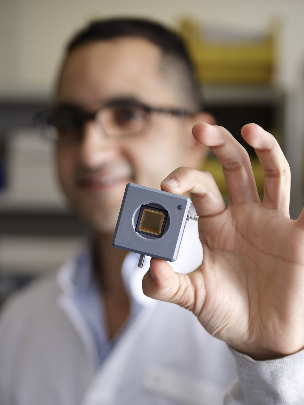 Mostafa Shalaby mit dem CCD-Sensor. Seine Auflösung ist um das 25-Fache höher als jene der bisher für die Visualisierung von Terahertzlicht eingesetzten Sensoren. (Foto: Paul Scherrer Institut/Markus Fischer)