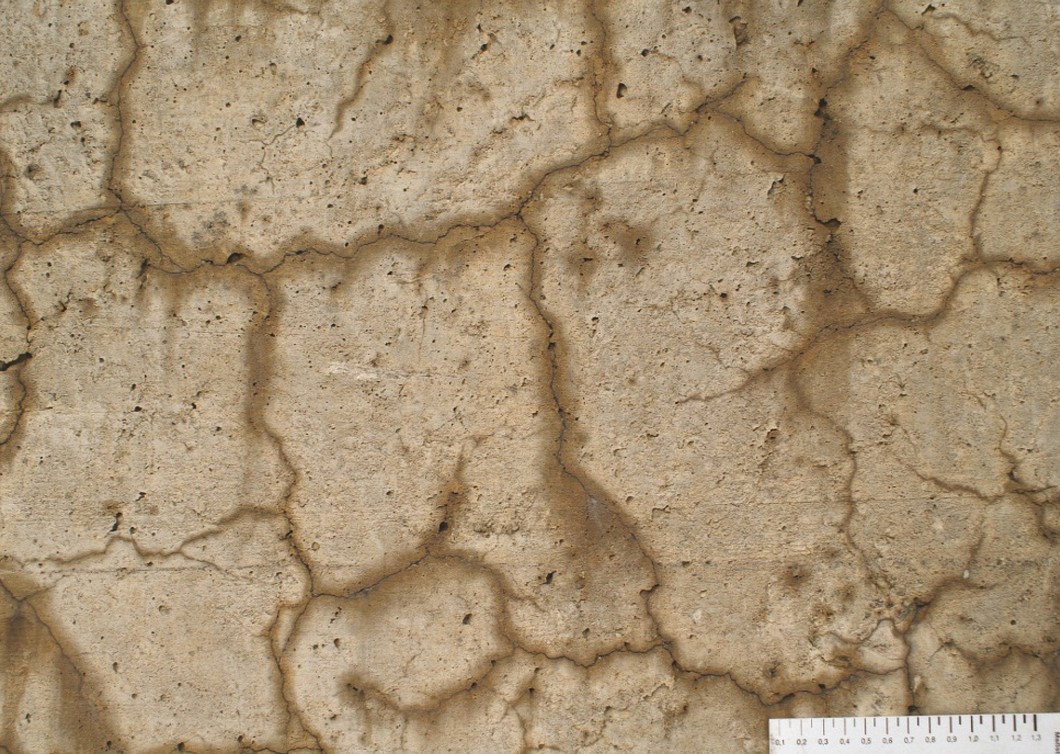 Die sogenannte Betonkrankheit: Nahaufnahme von Rissen in Beton, die aufgrund der Alkali-Aggregat-Reaktion (AAR) entstanden sind. (Foto: Empa/Andreas Leemann)