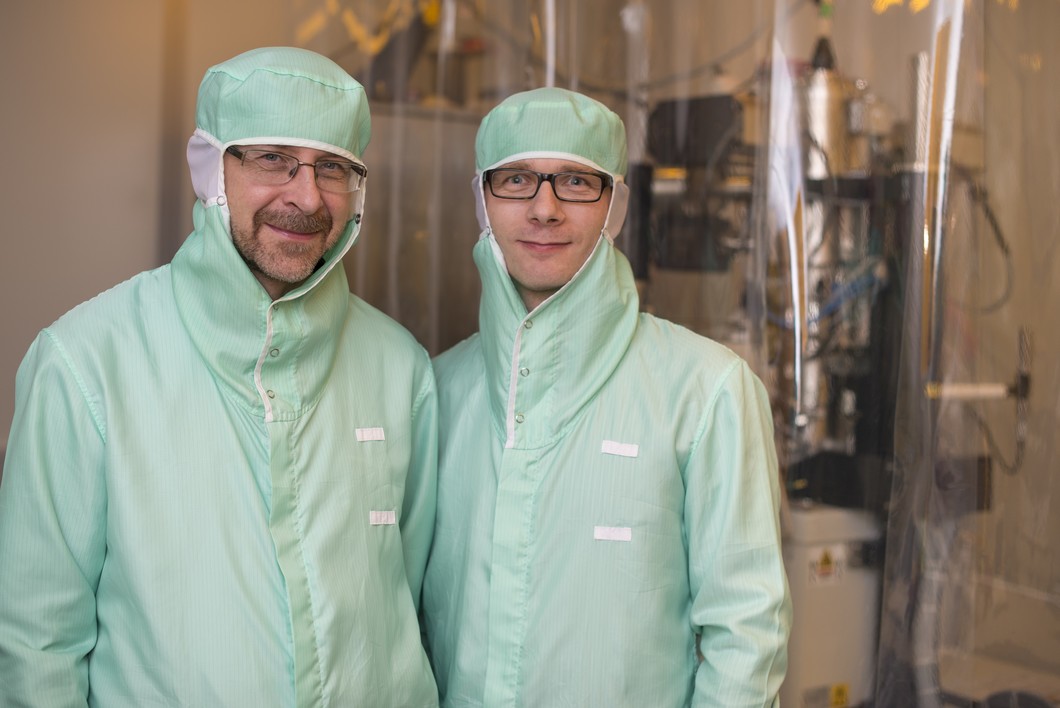 PSI researchers Helmut Schift and Robert Kirchner in a clean-room laboratory at the Paul Scherrer Institute. Here they are required to wear special protective gear so that no dust from their clothing gets onto the structures that are worked on here, some of which are only a few nanometres in size. (Photo: Paul Scherrer Institute/Mahir Dzambegovic)