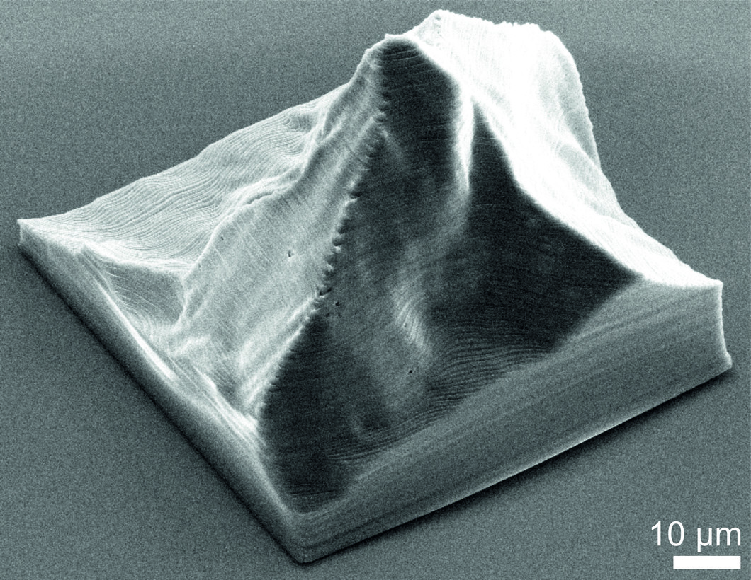 Mit einem Elektronenmikroskop erstellte Aufnahme eines 3-D-Modells des Matterhorns. Der eingezeichnete Balken entspricht 10 Mikrometern, also einem Hundertstel eines Millimeters. (Abbildung: Paul Scherrer Institut)