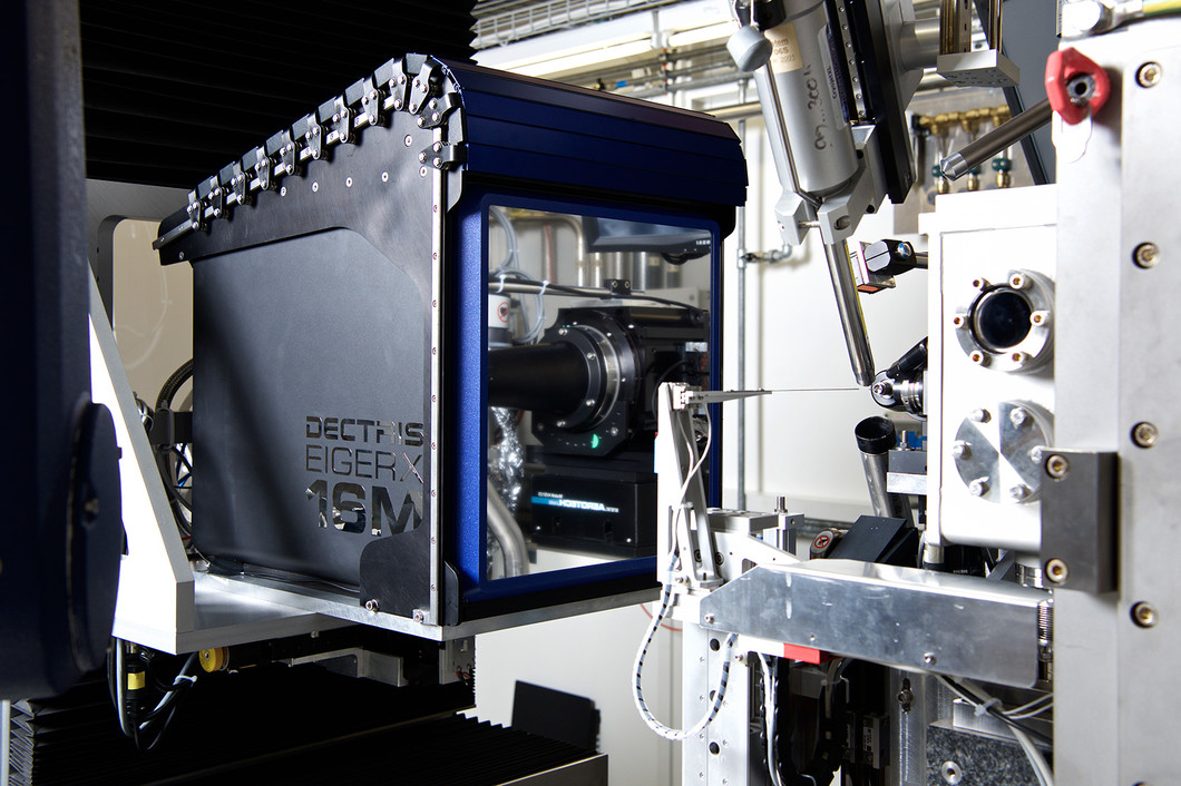 Der EIGER X 16M an der sogenannten PXI-Strahllinie der Synchrotron Lichtquelle Schweiz SLS am PSI. Der neue Detektor ging dort am 14. Oktober 2015 in Betrieb und hilft seither den Forschenden, Proteinmoleküle besser und genauer zu vermessen als zuvor. (Foto: Paul Scherrer Institut/Markus Fischer)