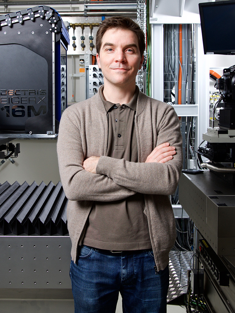 Vincent Olieric, scientifique au PSI, est expert dans le domaine des protéines et autres molécules biologiques, mais aussi dans le domaine du rayonnement synchrotron. A présent, ses collègues et lui travaillent aussi avec le nouveau EIGER X 16M aux lignes de faisceau de la SLS, spécialement équipées pour résoudre les structures de protéines. (Photo: Institut Paul Scherrer /Markus Fischer)