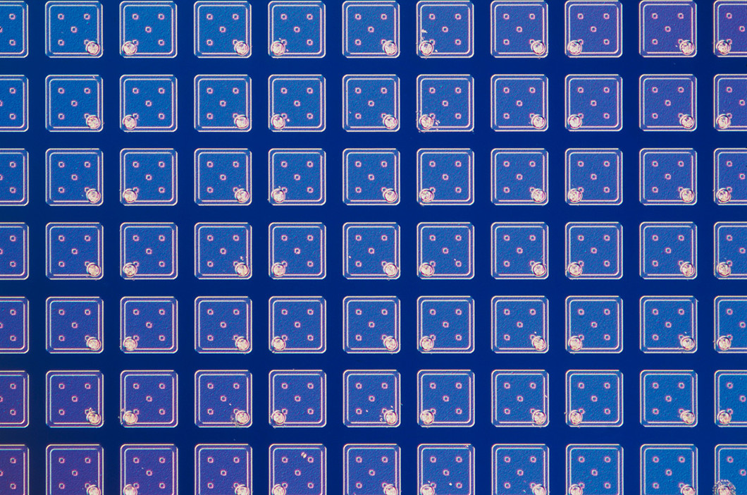 Gros plan sur le pixel d’un appareil DECTRIS. Comme son nom l’indique le nouvel EIGER X 16M compte 16 millions de pixels d’image de ce type. Sa capacité à traiter l’image extrêmement rapidement lui permet par ailleurs d’enregistrer plus de 100 images par seconde. (Photo: Institut Paul Scherrer)