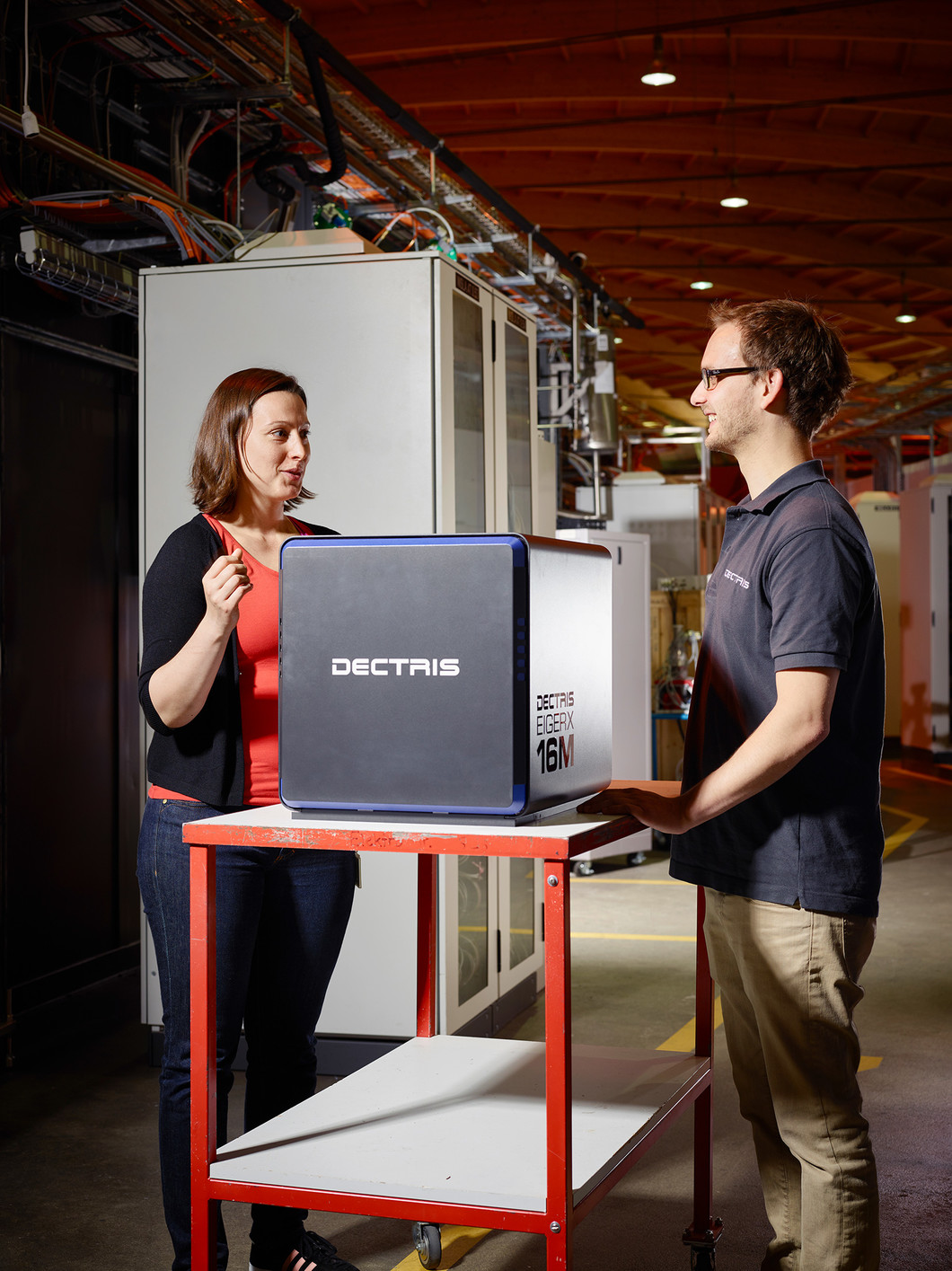 Justyna Wojdyla, scientifique au PSI, et Michel Stäuber, ingénieur chez DECTRIS, au détecteur de rayons X EIGER X 16M, le plus puissant que la spin-off ait produit à ce jour. (Photo: Scanderbeg Sauer Photography)