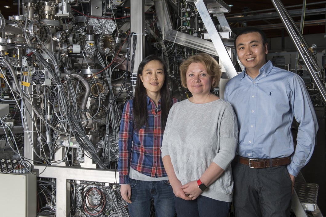 Three members of the PSI research team that studied the pssoibilities of using Weyl fermions in electronic devices. The picture was taken at the SIS beamline at the Swiss Light Source SLS. From left to right: Jihwey Park, Ekaterina Pomjakushina, Nan Xu. (Photo: Paul Scherrer Institut/Mahir Dzambegovic)