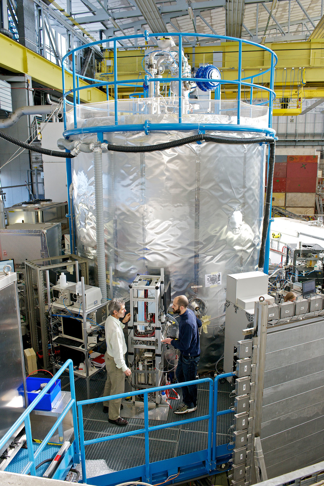 La chambre CLOUD du CERN. Les chercheurs peuvent y étudier différents processus sous des conditions parfaitement contrôlées. Au premier plan Josef Dommen et Ugo Molteni, chercheurs du PSI. (Photo: Institut Paul Scherrer/Markus Fischer)