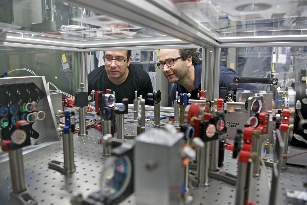 Karsten Schuhmann und Aldo Antognini an dem Lasersystem, das für die Laserspektroskopie eingesetzt wurde. (Foto: Paul Scherrer Institut/Markus Fischer)