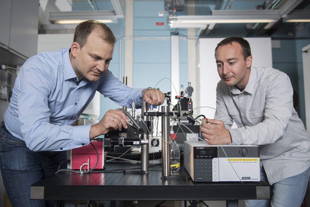 Jörg Standfuss (à gauche) et Przemyslaw Nogly à l’injecteur avec lequel l’expérience a été conduite. Cet injecteur sera utilisé dans le cadre d’expériences au SwissFEL. (Photo: Institut Paul Scherrer /Mahir Dzambegovic)