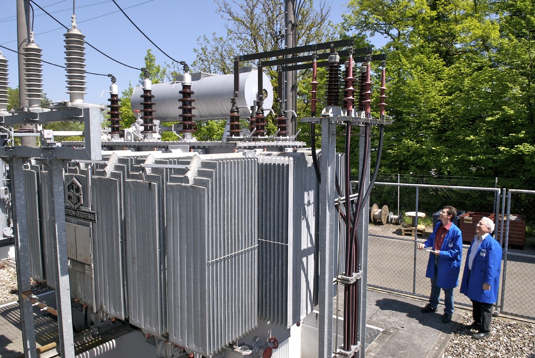 The Paul Scherrer Institute is supplied with electricity from a high-voltage power line at 50 kV. The transformer station shown on the image transforms the electrical voltage to 16 kV before distributing it within the institute. Further transformers situated throughout the institute reduce the voltage to 400 or 230 Volts. (Photo: Paul Scherrer Institute/Markus Fischer)