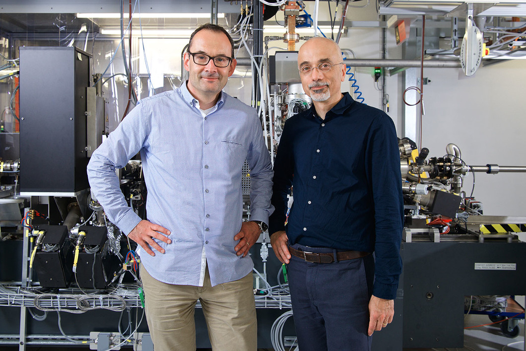 Thomas Schietinger (à gauche) et Marco Pedrozzi à la source d’électrons du SwissFEL. (Photo: Institut Paul Scherrer/Markus Fischer)