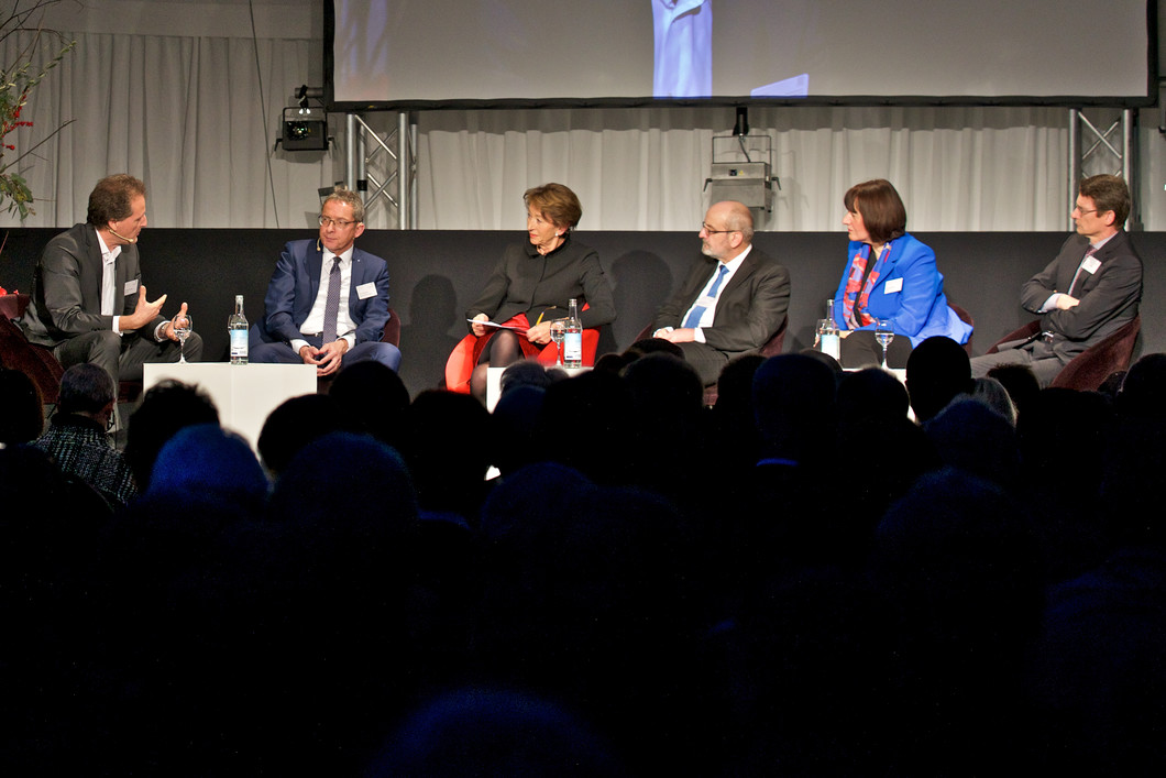 In a discussion moderated by Beatrice Tschanz (third from left): leadXpro CEO Michael Hennig; Aargau Government Councillor Urs Hofmann; ETH Board President Fritz Schiesser; Alpiq CEO Jasmin Staiblin; and Peter Allenspach, member of PSI’s board of directors (l-r). (Photo: Paul Scherrer Institute/Markus Fischer)