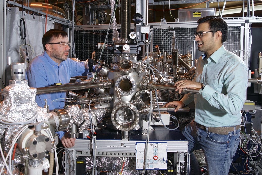SIM beamline at the Synchrotron Light Source SLS of the Paul Scherrer Institute. The structures that allow for more precise studies of catalytic processes have been investigated here. Left: Armin Kleibert, beamline responsible, right: Waiz Karim, first author of the study published in the journal Nature. (Photo: Paul Scherrer Institute/Markus Fischer)