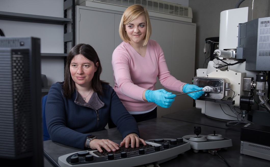 Claire Villevieille (à gauche), responsable du groupe matériaux pour batteries, et Joanna Conder, première auteure de la nouvelle étude, sont toutes deux chercheuses au PSI. (Photo: Institut Paul Scherrer/Mahir Dzambegovic)