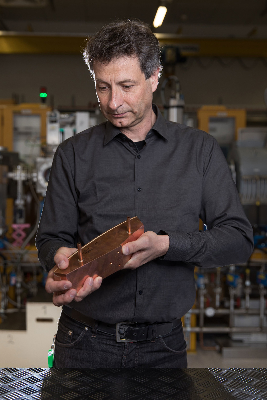 Joachim Grillenberger, zuständig für den Betrieb der Protonenanlage, mit einen Kollimator, wie er im Injektor 2 verwendet wird. (Foto: Paul Scherrer Institut/Mahir Dzambegovic)