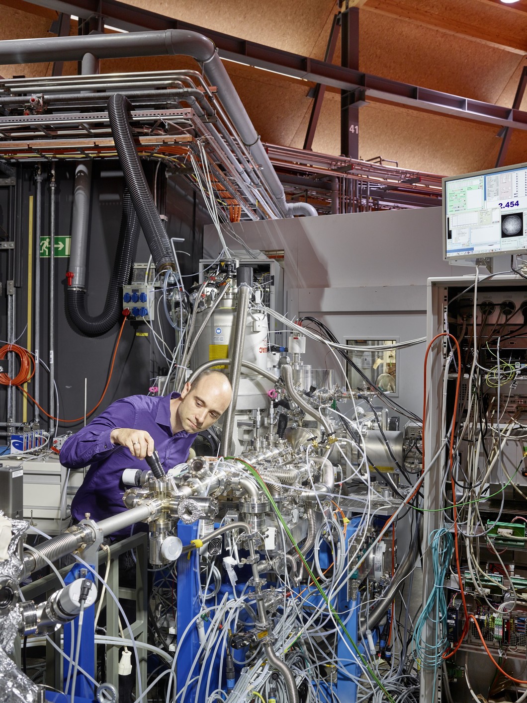 PSI researcher Patrick Hemberger at the VUV beamline of the Swiss Light Source SLS. Here he and colleagues investigated the details of the breakdown of lignin into other substances. The results could contribute to enabling the future use of lignin as a precursor for production of fuels and chemicals. (Photo: Scanderbeg Sauer Photography)