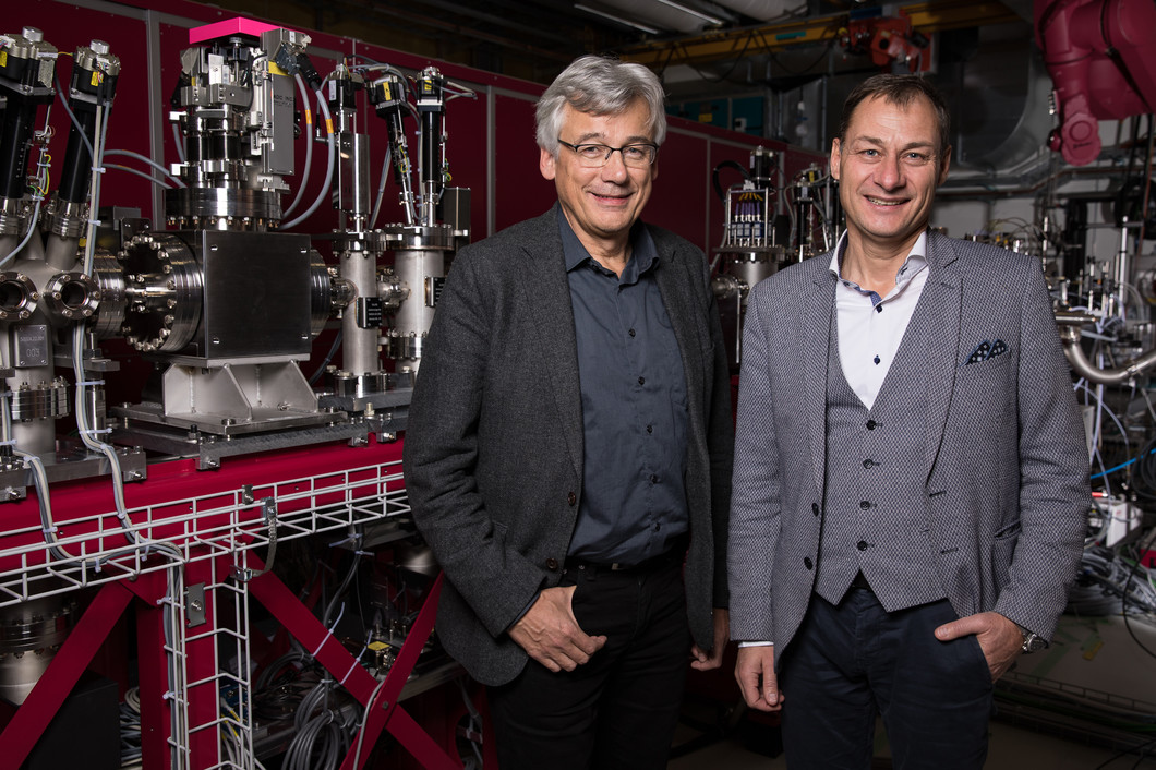 Hans Braun (à gauche) et Luc Patthey, chefs de projet SwissFEL, devant le poste d'expérimentation où l'expérience a été conduite. (Photo: Institut Paul Scherrer/Mahir Dzambegovic)