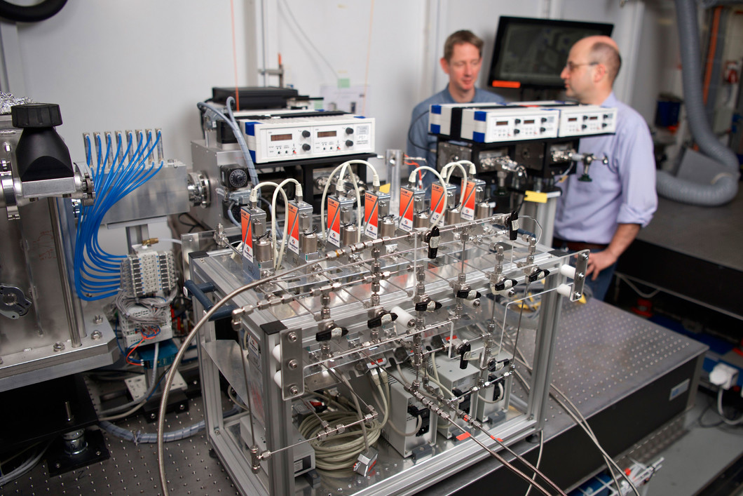 Le bon mélange gazeux permet de combattre les oxydes d'azote: grâce à un appareil sur mesure (au premier plan), les chercheurs ont réussi à imiter les gaz d'échappement de moteur diesel. Puis ils ont ajouté différentes quantités d'un autre gaz – de l'ammoniac –, avant de déterminer chaque fois la quantité d'ammoniac qui permettait, suivant la température, d'obtenir une dégradation optimale des oxydes d'azote. (Photo: Institut Paul Scherrer/Markus Fischer)