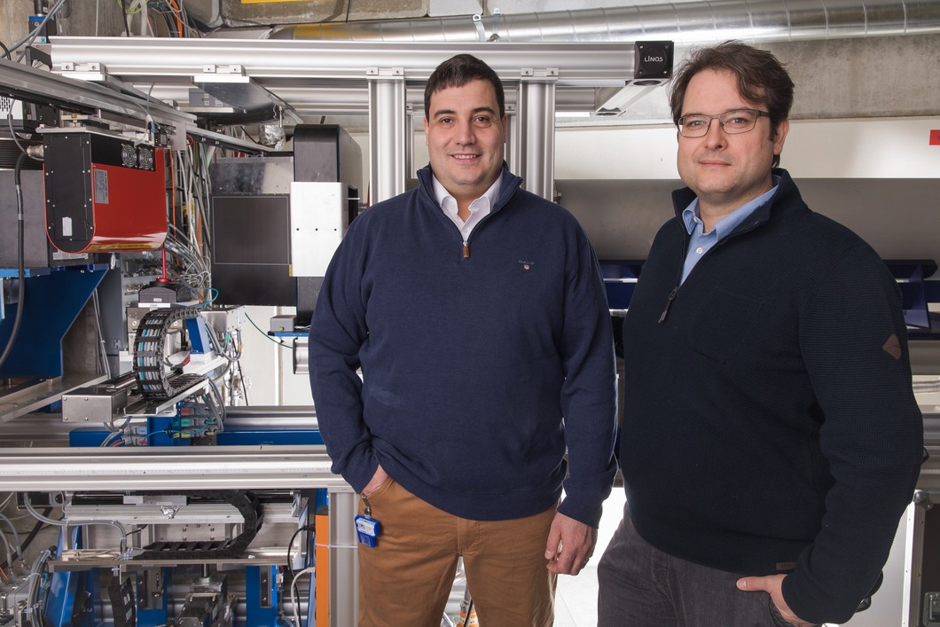 Christian Grünzweig (à gauche) et David Mannes, chercheurs au PSI, à l'installation d'expérimentation avec faisceaux de neutrons. C'est là que les radiographies des seringues préremplies ont été réalisées. (Photo: Institut Paul Scherrer/Mahir Dzambegovic)