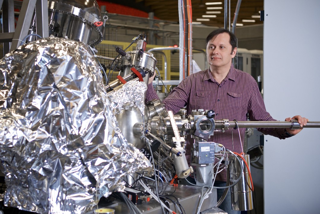 Vladimir Strocov at the ADRESS-Beamline of the Swiss Light Source SLS, where the experiments took place. This is one of the world's best sources for soft X-ray radiation. (Photo: Paul Scherrer Institute/Markus Fischer)