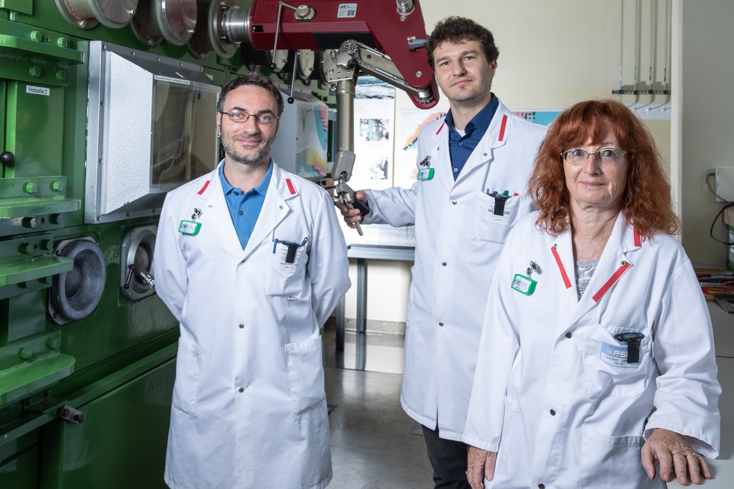 Von links nach rechts: Emilio Maugeri, Stephan Heinitz und Dorothea Schumann aus der Forschungsgruppe für Isotopen- und Targetchemie. (Foto: Paul Scherrer Institut/Mahir Dzambegovic)