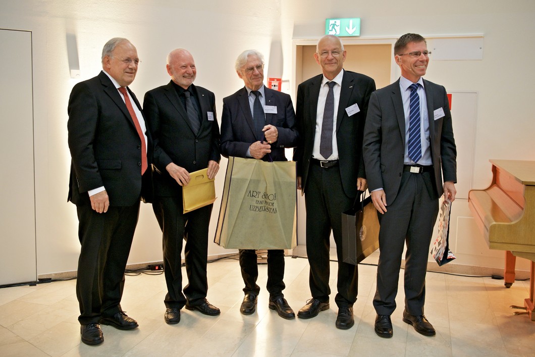 Johann Schneider-Ammann, conseiller fédéral, avec les quatre directeurs du PSI jusqu'à présent (de gauche à droite): Martin Jermann, Meinrad Eberle, Ralph Eichler et Joël Mesot. (Photo: Institut Paul Scherrer/Markus Fischer)