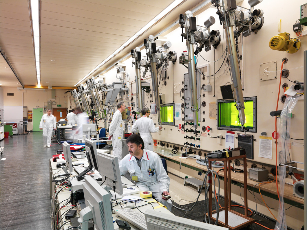 The large hot-cell line in the hot laboratory (HOTLAB) (Photo: Scanderbeg Sauer Photography)