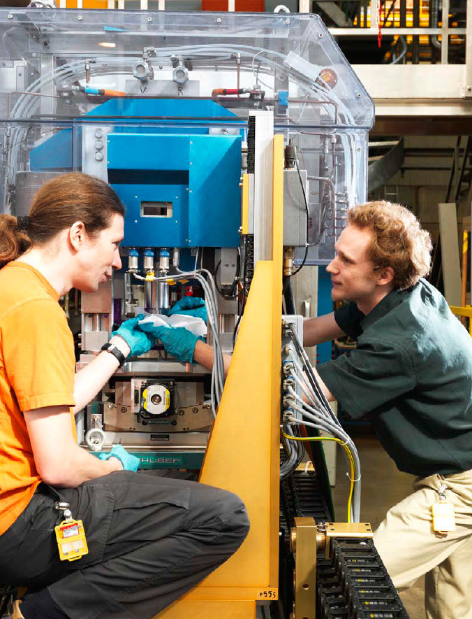 Two scientists preparing a neutron scattering experiment at one of the SINQ user instruments.