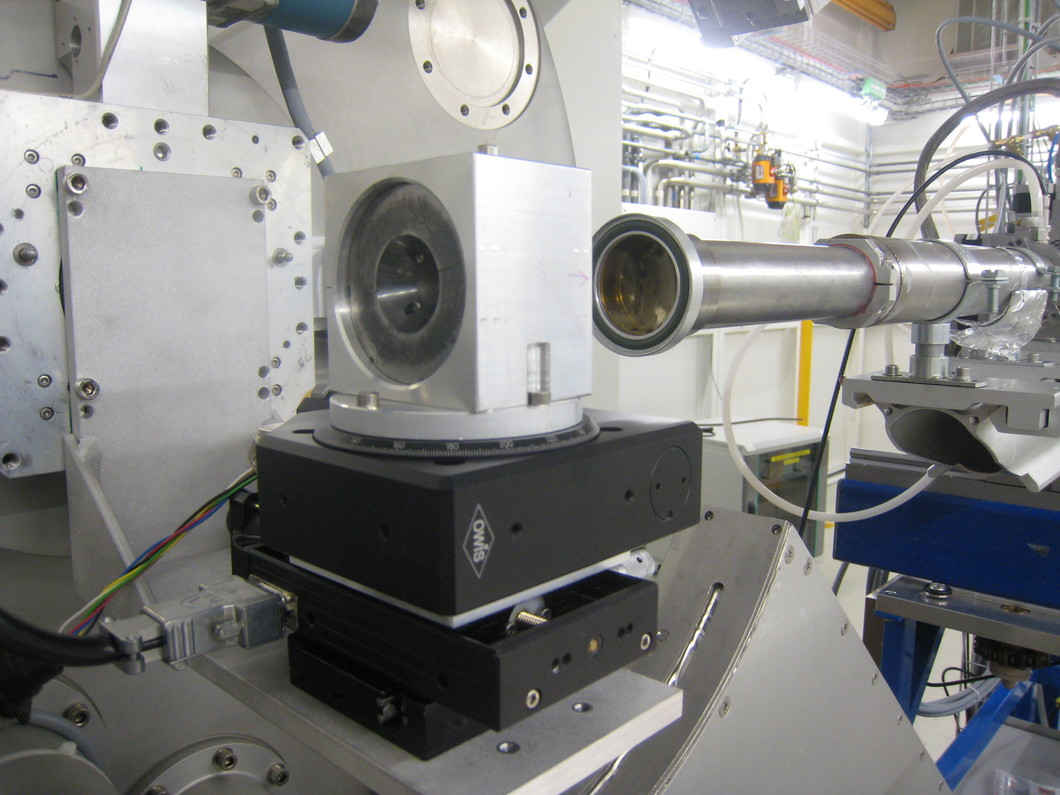 Figure 1: Boehler-type DAC experimental set up implemented at the SLS-MS Powder Diffraction Station