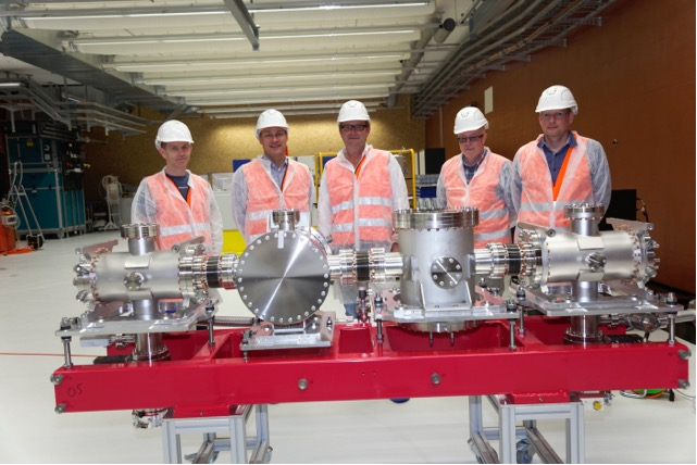 The gas-based photon position and intensity monitor in the SwissFEL ID lab, with (left to right) Alex Bollhalder, Luc Patthey, Kai Tiedtke, Christoph Hess, and Claude Pradervand