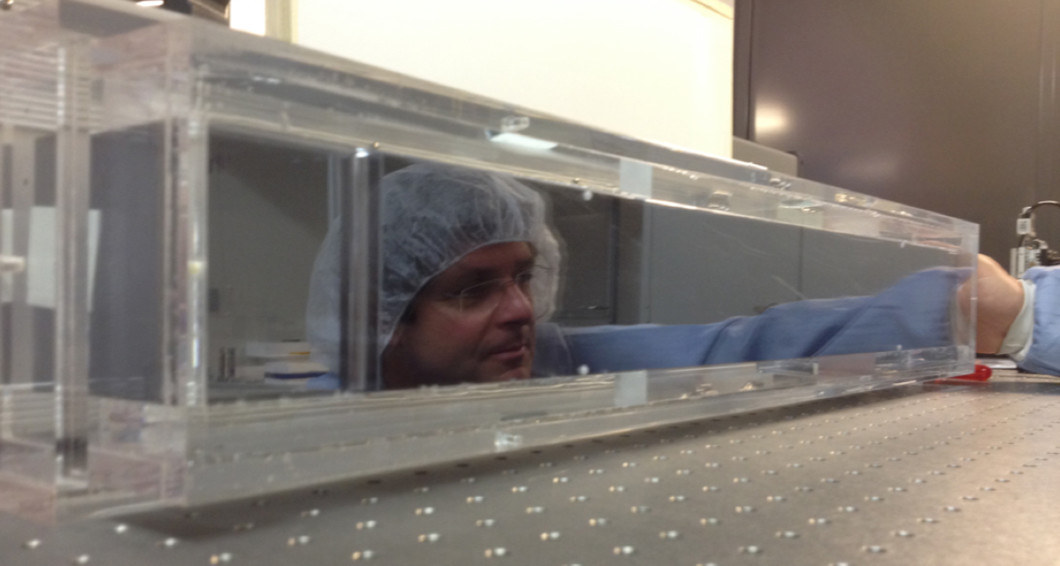 Figure 2: U.Flechsig inspecting the Offset Mirror M-­‐201 in the metrology laboratory.