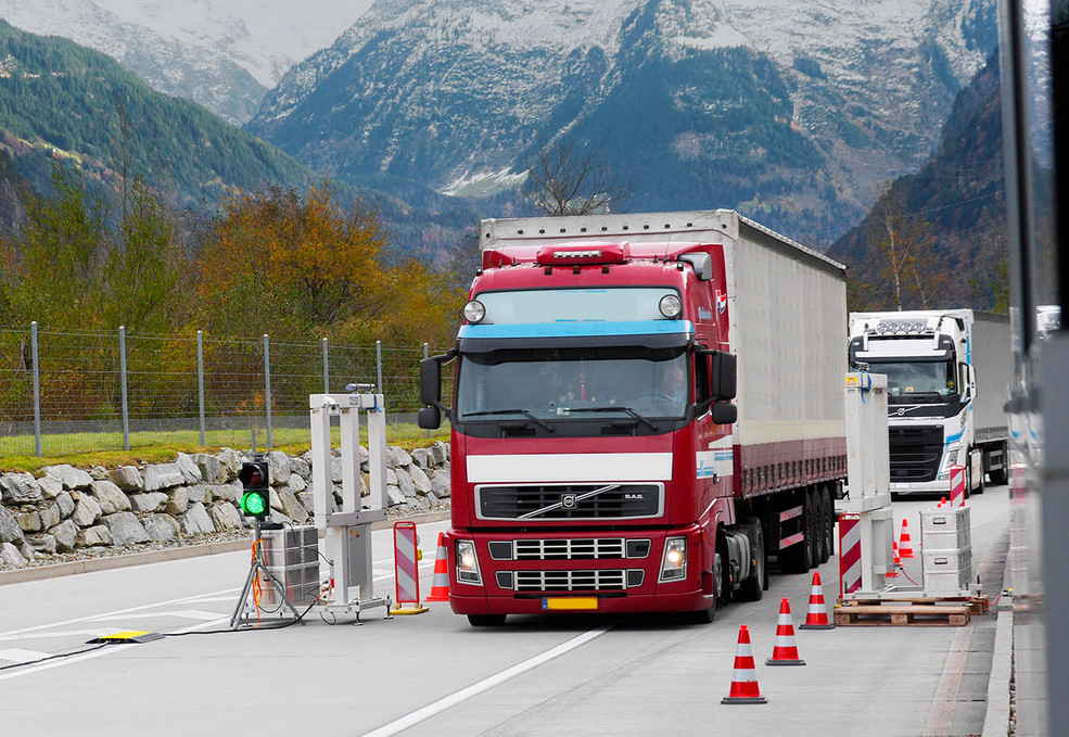 Au centre de trafic lourd d’Erstfeld, le PSI effectue le contrôle des camions au moyen d’un portique mobile. 