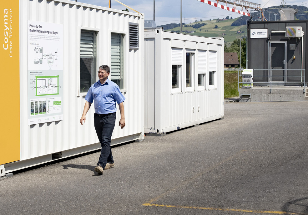 Serge Biollaz, Ingenieur und Gruppenleiter am PSI, auf dem Weg zum PSI-Container mit der Gasreinigungsanlage auf dem Gelände der Biogasanlage in Inwil.