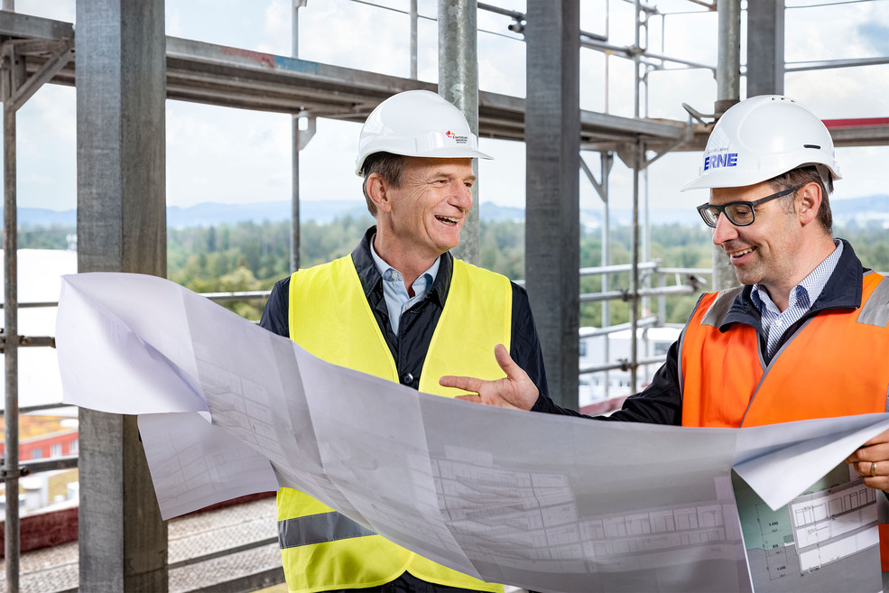 Building work is proceeding according to plan – Benno Rechsteiner, CEO of Park Innovaare (left), and overall project manager Daniel Leber check progress during a personal visit to the site.