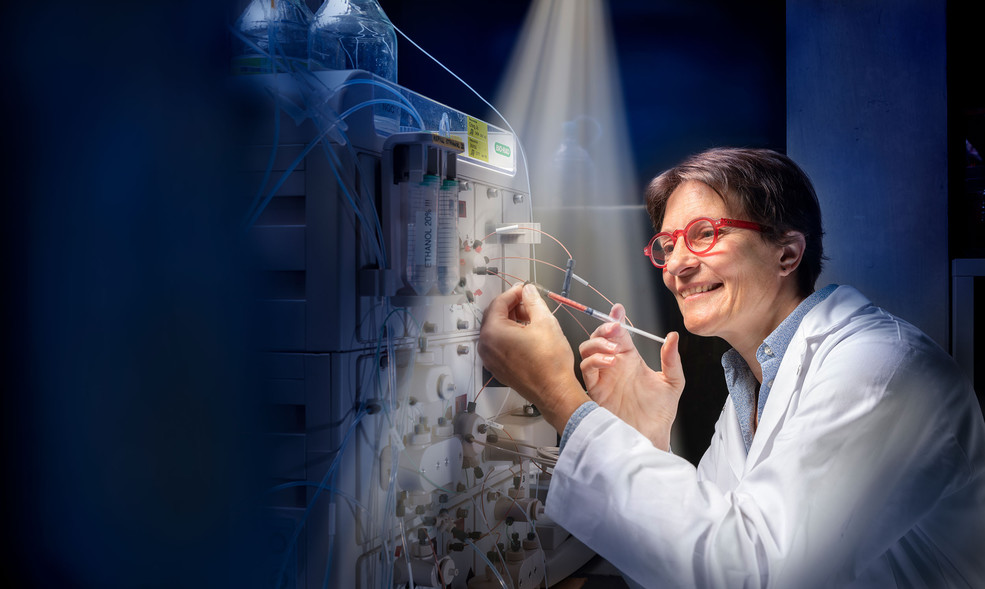 Valérie Panneels reinigt das rote, lichtempfindliche Protein Rhodopsin, um es später am Freie-Elektronen-Röntgenlaser SwissFEL zu untersuchen.