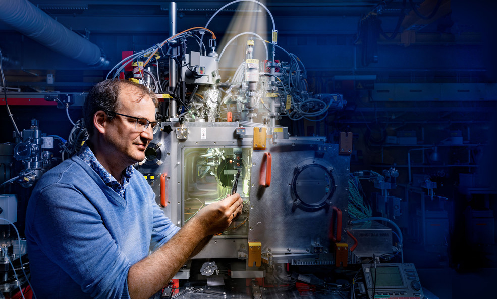 Jörg Standfuss étudie les pompes contrôlées par la lumière chez certains unicellulaires. Avec le laser à rayons X à électrons libres SwissFEL, il réalise des films de ces biomolécules en action.