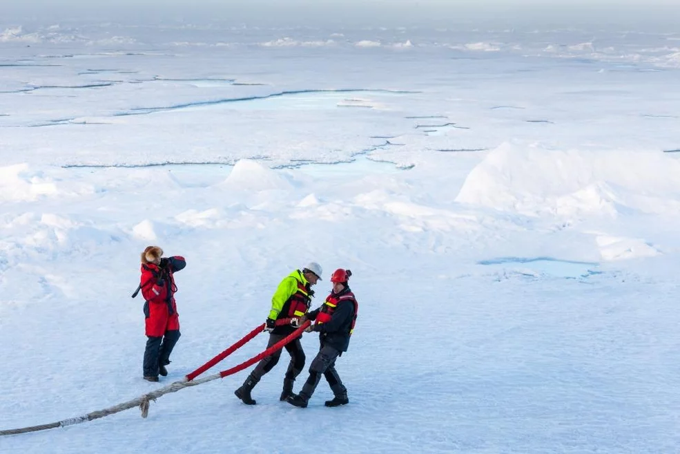 Anchoring Oden to the ice floe. (credits: Mario Hoppmann)