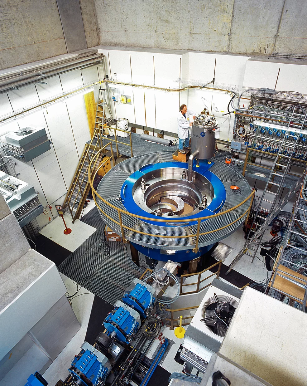 The proton beam is generated in the COMET accelerator. Cancer patients are treated with this beam.(Photo: Archive of the Paul Scherrer Institute)