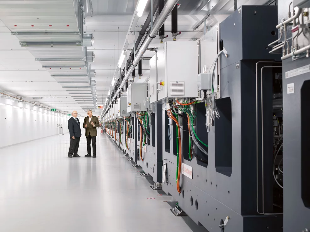 In SwissFEL: Peter Daetwyler (left), president of the Daetwyler board of management, and Hans Braun, SwissFEL project leader at PSI, make yet another visit to the completely installed undulators. (Photo: Scanderbeg Sauer Photography)