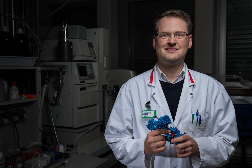 Philipp Spycher, winner of a PSI Founder Fellowship. In his hands he is holding the molecular model of an antibody. (Photo: Paul Scherrer Institute/Mahir Dzambegovic)