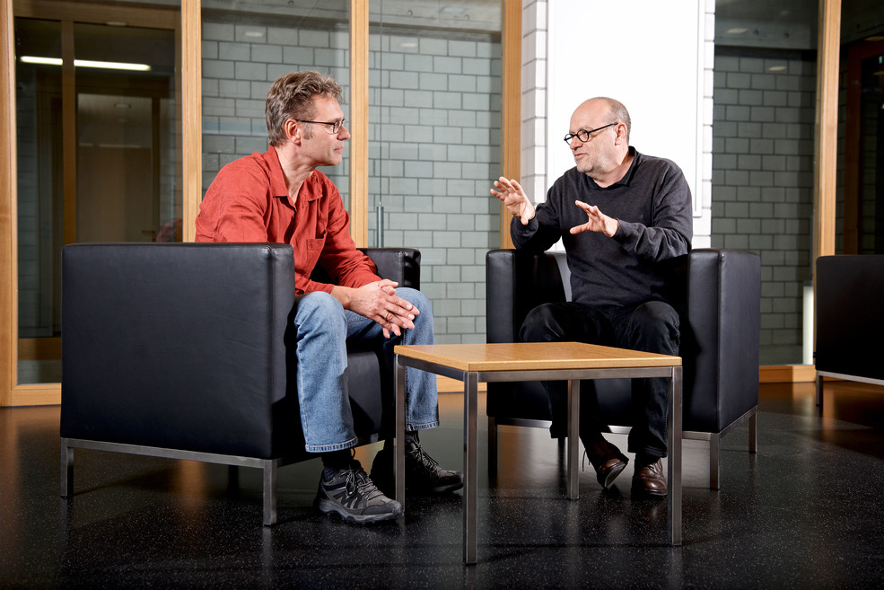 Muon researchers in conversation: Thomas Prokscha and his supervisor Alex Amato (right). (Photo: Paul Scherrer Institute/Markus Fischer)